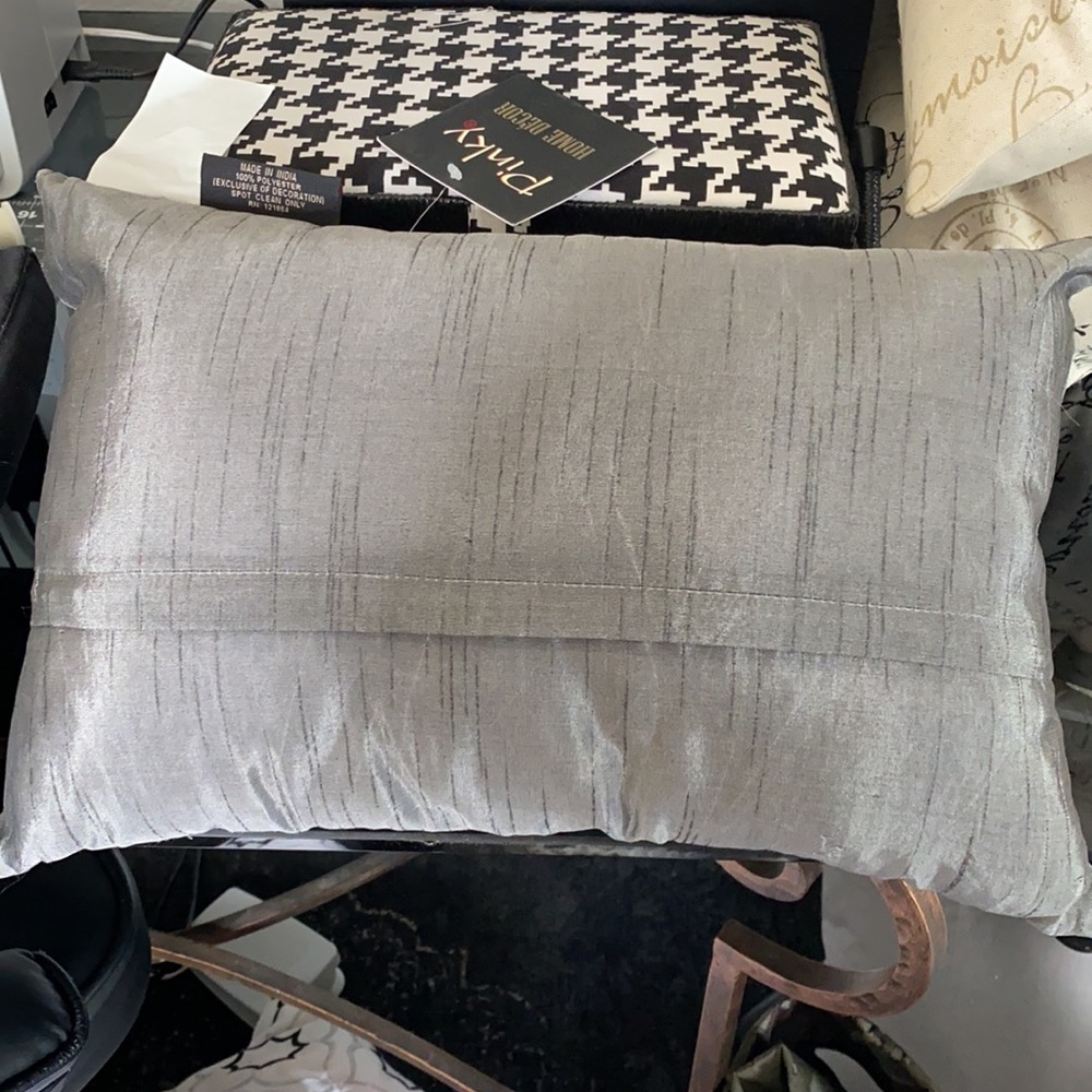 Throw pillow - Picture 3 of 4